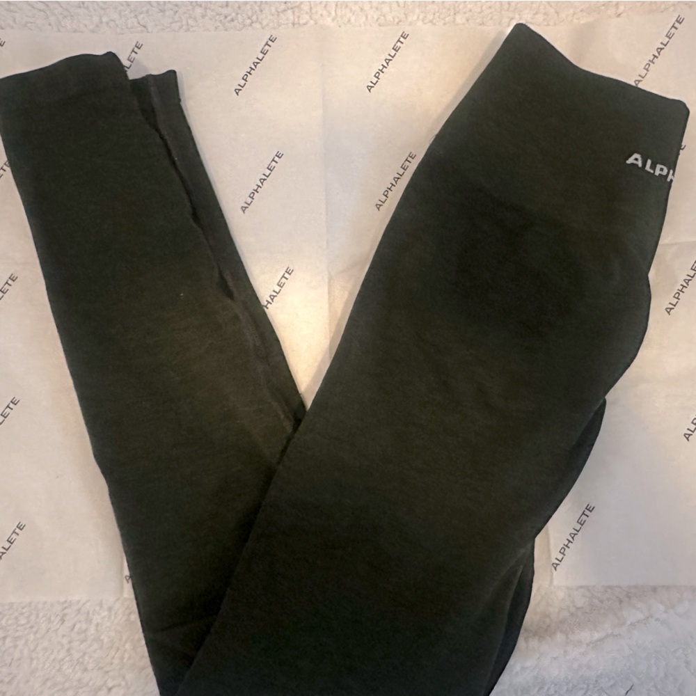 NWOT alphalete amplify leggings in evergreen